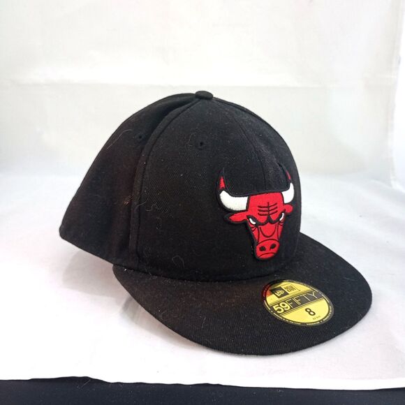 New Era 59FIFTY Chicago Bulls Fitted Cap Size 8 Black/Red NBA Basketball 6 Panel - Picture 2 of 7